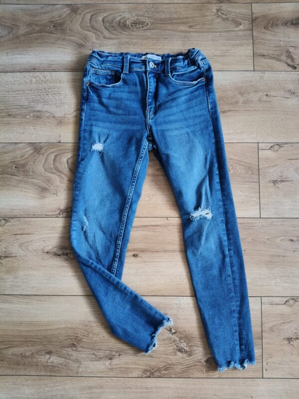 Zara - spodnie elastyczne - jeansy - dziury - przetarcia - rurki - 152 1 Zara - jeansy elastyczne - przetarcia - rurki - 152 cm